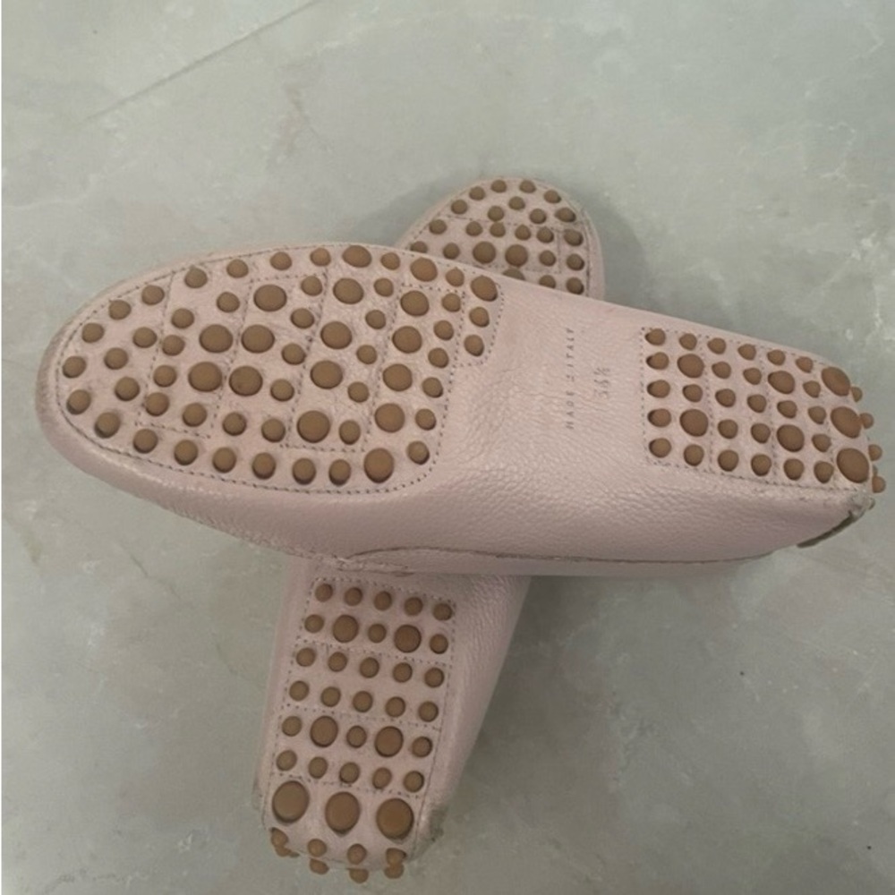 M. Gemi Felize
•Saddle Loafer Driving Shoe
•36.5/US 6.5
•Color light pink blush - Picture 3 of 4
